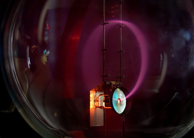 Elektrony w orbicie kołowej w stałym polu magnetycznym (fot. Marcin Białek CC-BY)