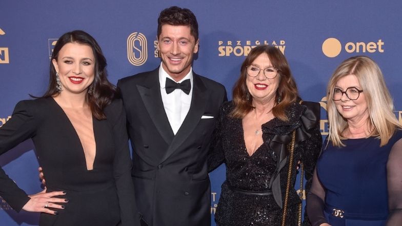 Robert Lewandowski pozuje na Gali Mistrzów Sportu z mamą, siostrą i teściową
