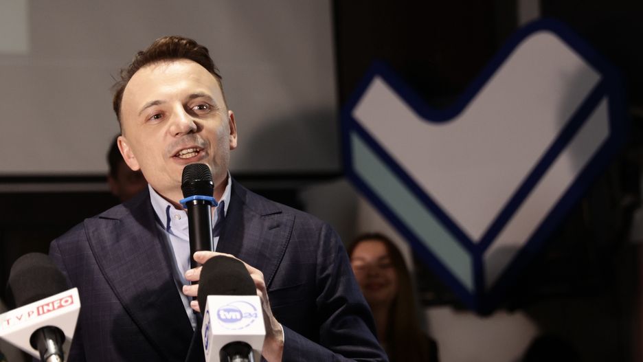 Kraków, 21.04.2024. Wybory samorządowe 2024 - II tura. Kandydat na prezydenta Krakowa Łukasz Gibała podczas swojego wieczoru wyborczego, 21 bm. w Browarze Lubicz w Krakowie. (sko) PAP/Art Service