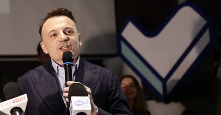"Poparło go mnóstwo elit". Kandydat może przegrać o włos