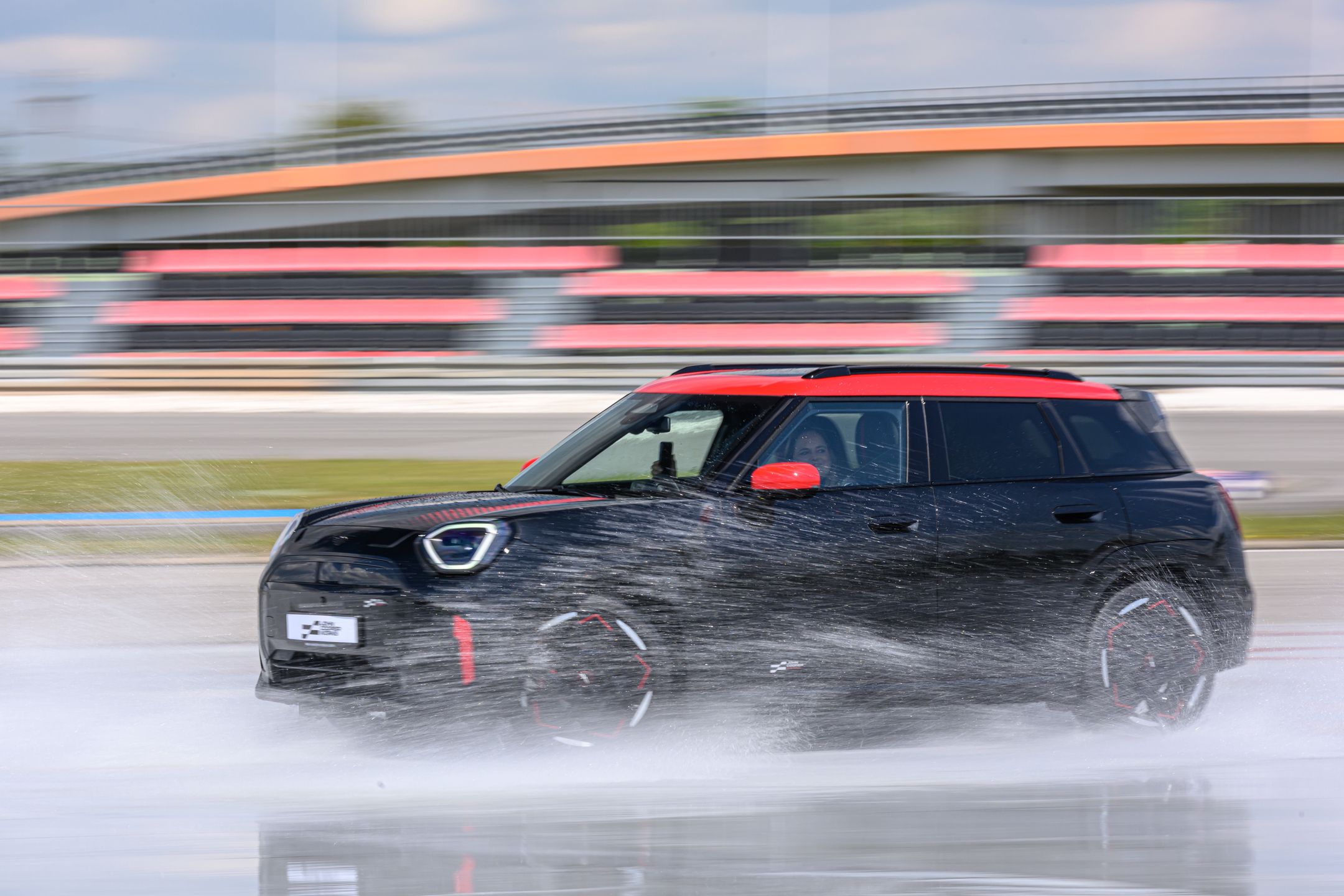 Mini Aceman - na płycie poślizgowej wydaje się nie do opanowania
