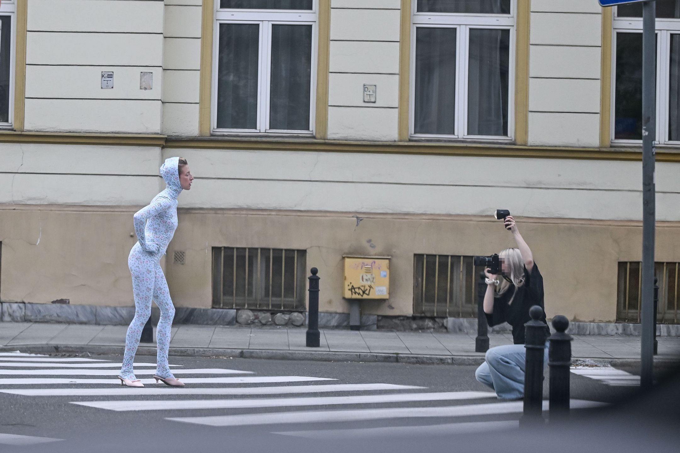 Lara Gessler pozuje w kosmicznym stroju