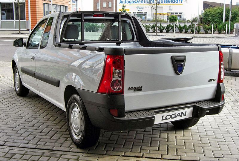 W kategorii pojazdów samochodowych do 3,5 tony trzecie światło STOP nie jest wymagane jedyne w odniesieniu do pojazdów dostawczych z otwartą skrzynią załadunkową. W niektórych przypadkach jednak producent zdecydował się na zastosowanie dodatkowej lampy hamowania, np. jak w przedstawionej na zdjęciu Dacii Logan I Pick-Up, produkowanej w latach 2007–2012.