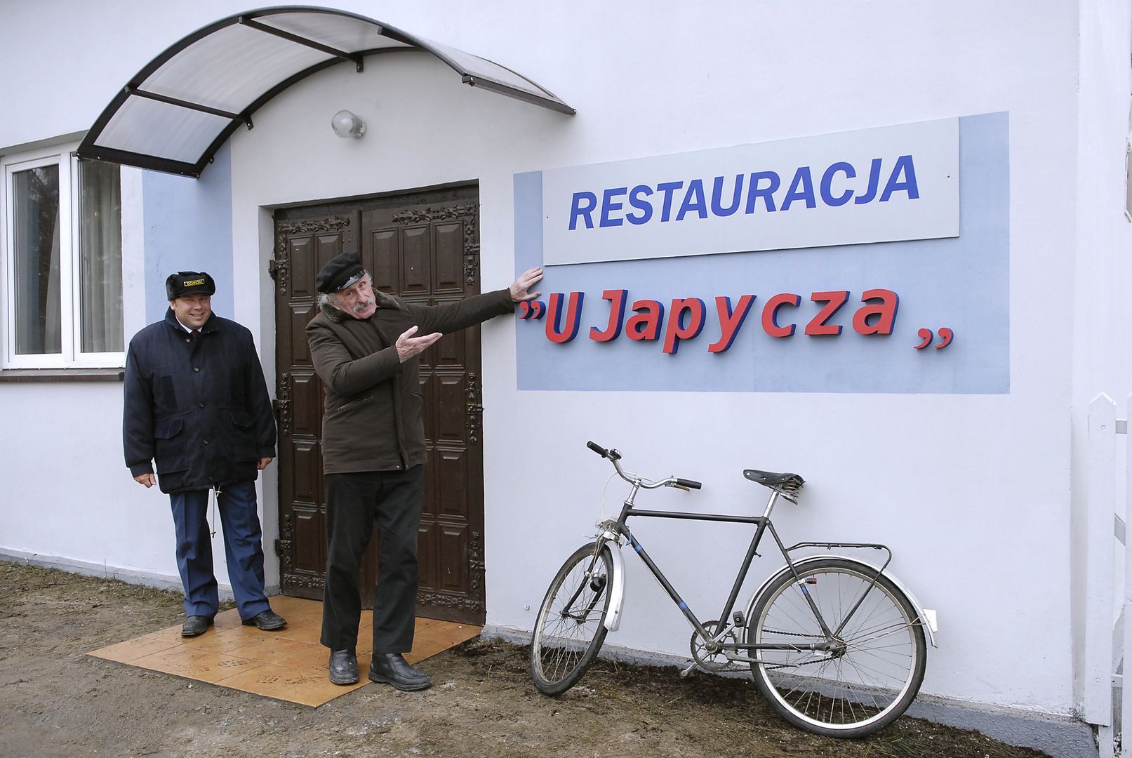 Bogdan Kalus i Franciszek Pieczka pod restauracją "U Japycza"