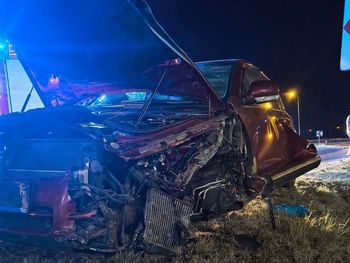Czołowe zderzenie dwóch aut. Jeden z kierowców nie przeżył wypadku