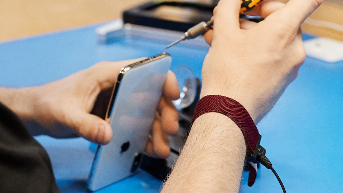 Nie słuchaj bzdur, że iPhone'a 12 naprawisz tylko w serwisie Apple'a 1
