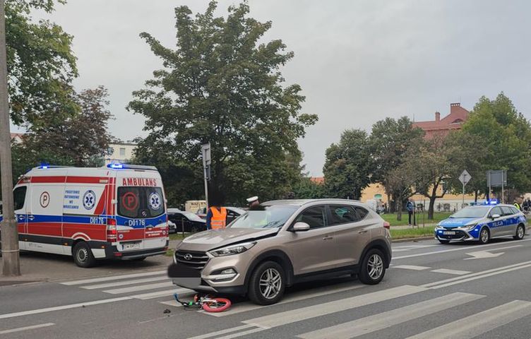 Niebezpieczny wypadek w Oławie. Matka z dzieckiem potrąceni na przejściu