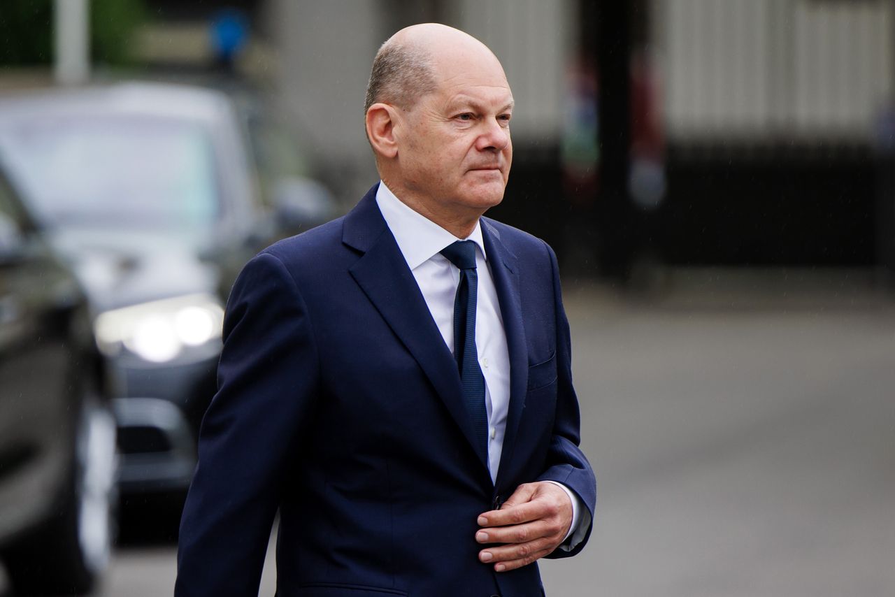 German Chancellor Olaf Scholz arrives for the Berlin Global Solutions Summit, in Berlin, Germany, 07 May 2024. Berlin Global Solutions Summit, which runs from 06 to 07 May 2024, is an international conference addressing key policy challenges. EPA/CLEMENS BILAN Dostawca: PAP/EPA.