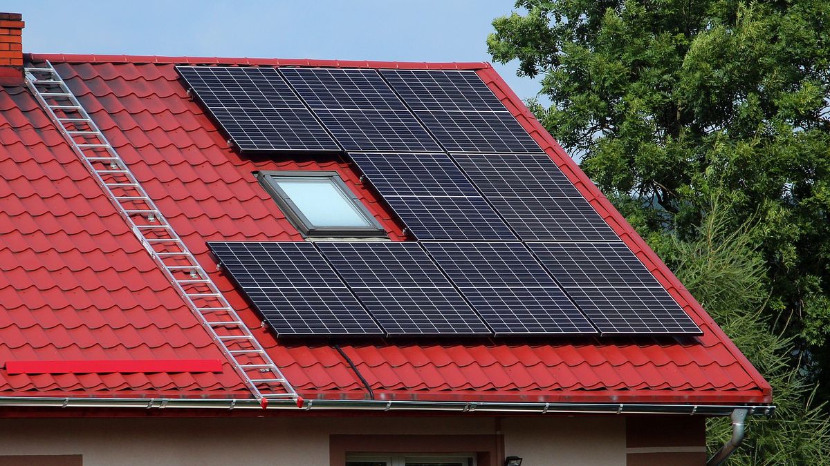 Fotowoltaika na dachu, instalacja fotowoltaiczna zamontowana na dachu budynku