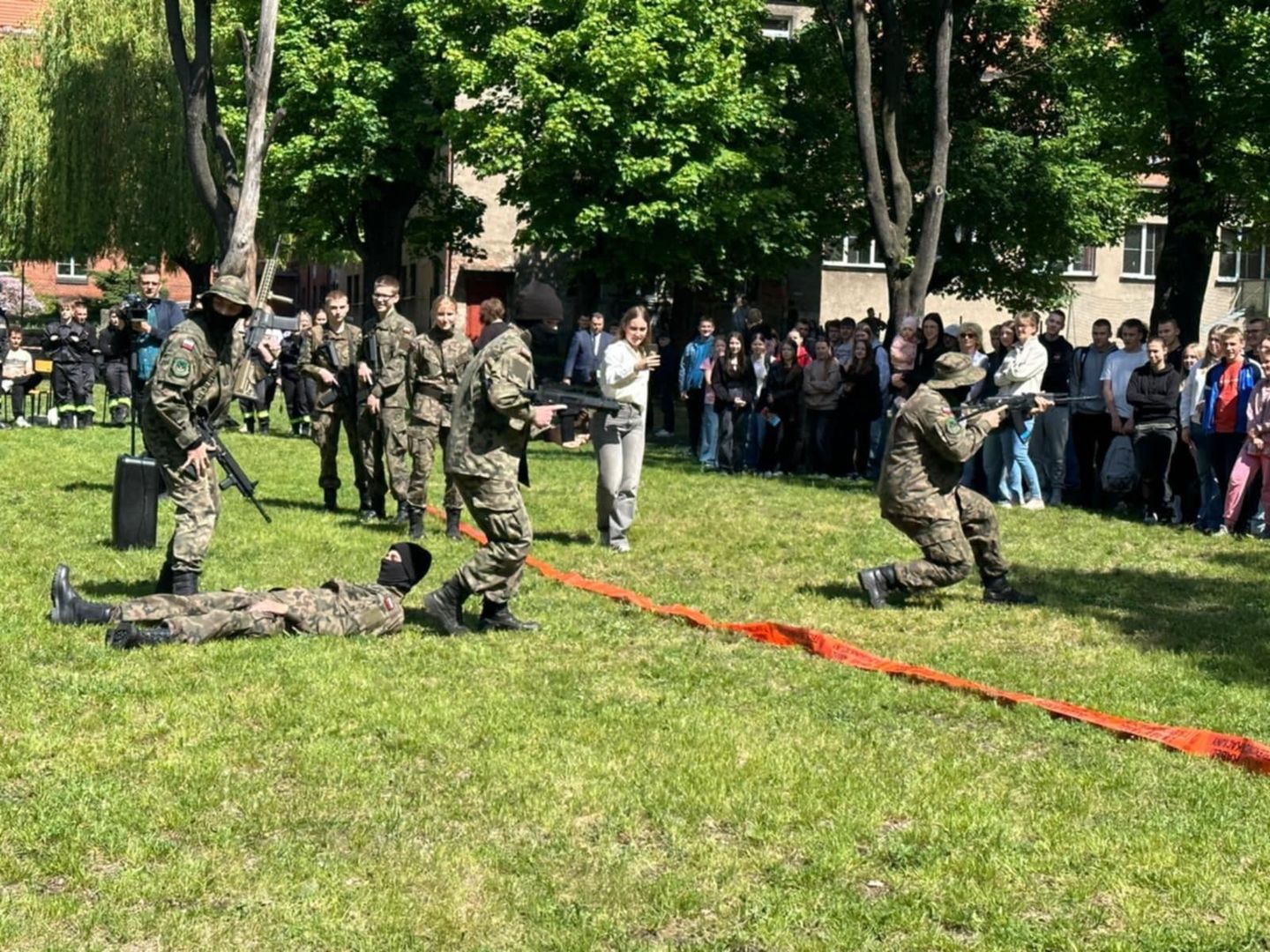 Drzwi otwarte w III LO w Grudziądzu: pokazy klas wojskowej oraz strażackiej
