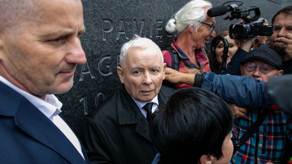 Konferencja Jarosawa Kaczskiego i awantura o wieniec na Placu Pi?sudskiego
Fot. Dawid Wolski/East News, Warszawa, 10.09.2024.  Konferencja prasowa prezesa PiS Jaroslawa Kaczynskiego na Placu Pilsudskiego. Przepychaki wokol wienca pod pomnikiem Ofiar Katastrofy Smolenskiej.
N/z: Jaroslaw Kaczynski
Dawid Wolski