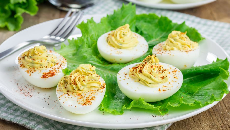 Jajka faszerowane na talerzu