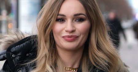 Ewelina Lisowska wynurza się z basenu. Wygląda jak bogini