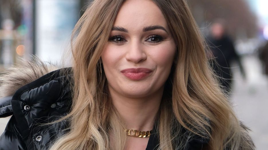 Ewelina Lisowska wypoczywa nad basenem