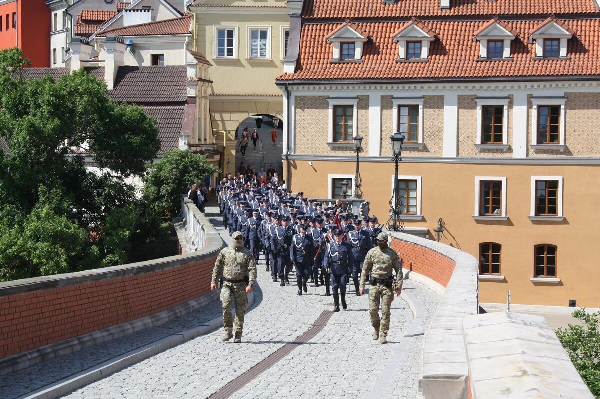 W mundurach szli przez Stare Miasto