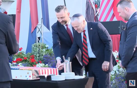 Newsmax Polska z kanałem na YouTube. W pierwszej transmisji ambasador USA