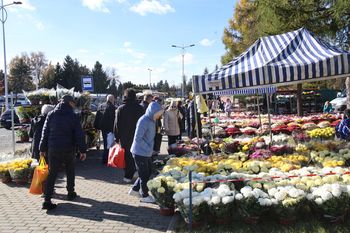 Cedzyna: Tłumnie na cmentarzu w przeddzień święta. Ostatnie porządki