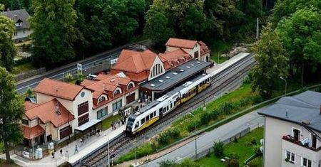Pociągiem KD nad jezioro, w Karkonosze i prosto nad Bałtyk