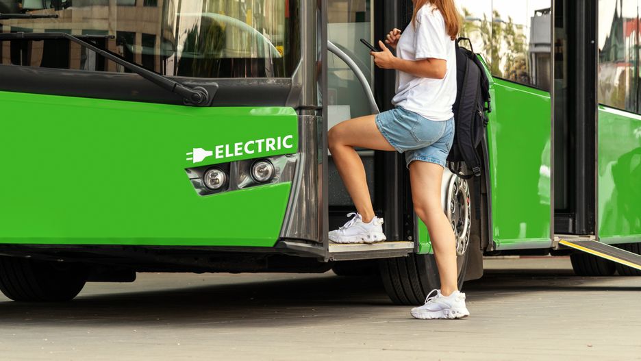 Kobieta wsiadająca do autobusu elektrycznego