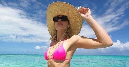 Khloe Kardashian eksponuje imponujący KALORYFER na brzuchu i prawi: "Korona może się przechylać, ale nigdy nie opada" (FOTO)