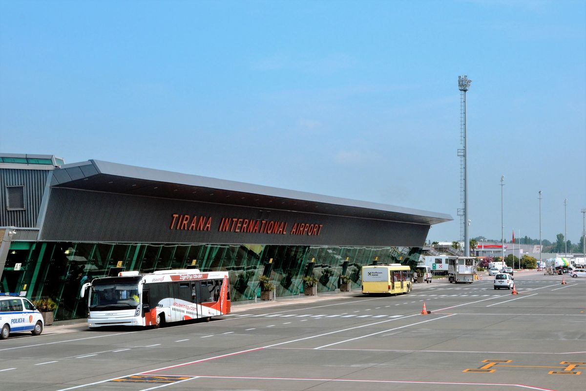 Na lotnisku w Tiranie zostało 44 pasażerów, którzy nie zmieścili się do samolotu