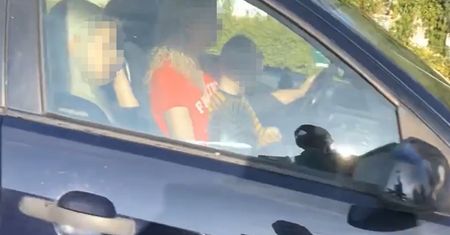 Kierowca nie wytrzymał. Nagrał, co robiła mama prowadząca auto