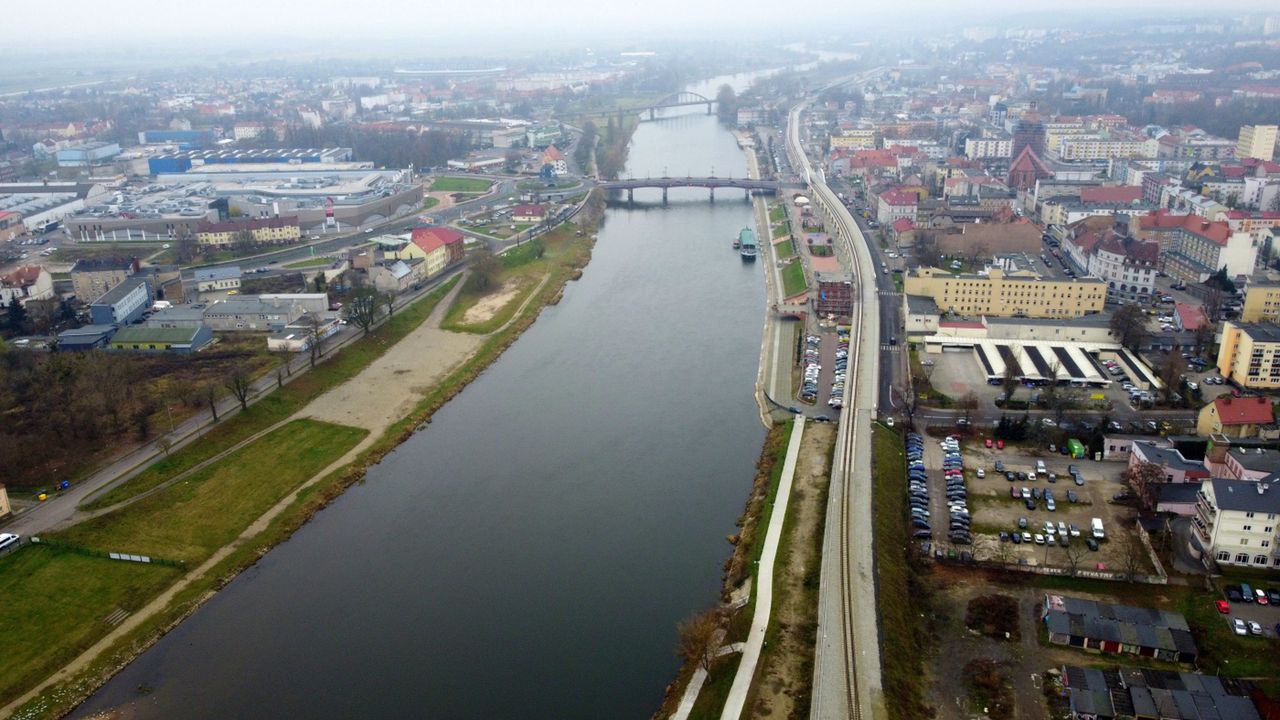 Gorzów: "Ogrodzenie to nie słup ogłoszeniowy". Miasto bierze się za reklamowy bałagan