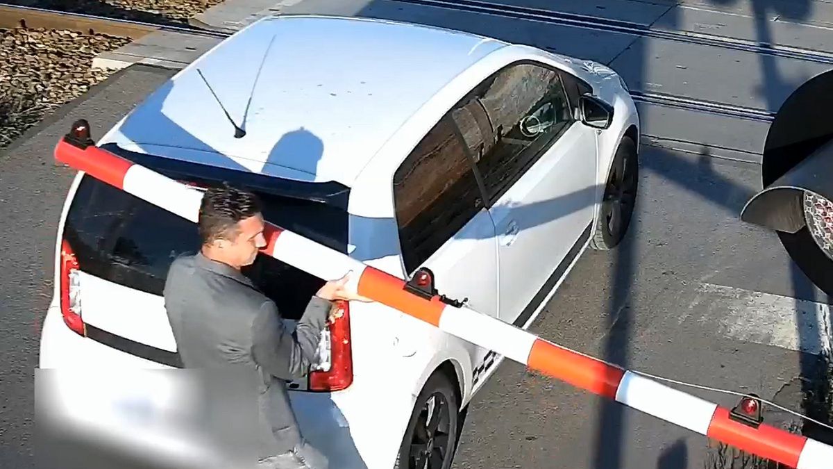 Utknęła na torach. Kierującą uratował policjant