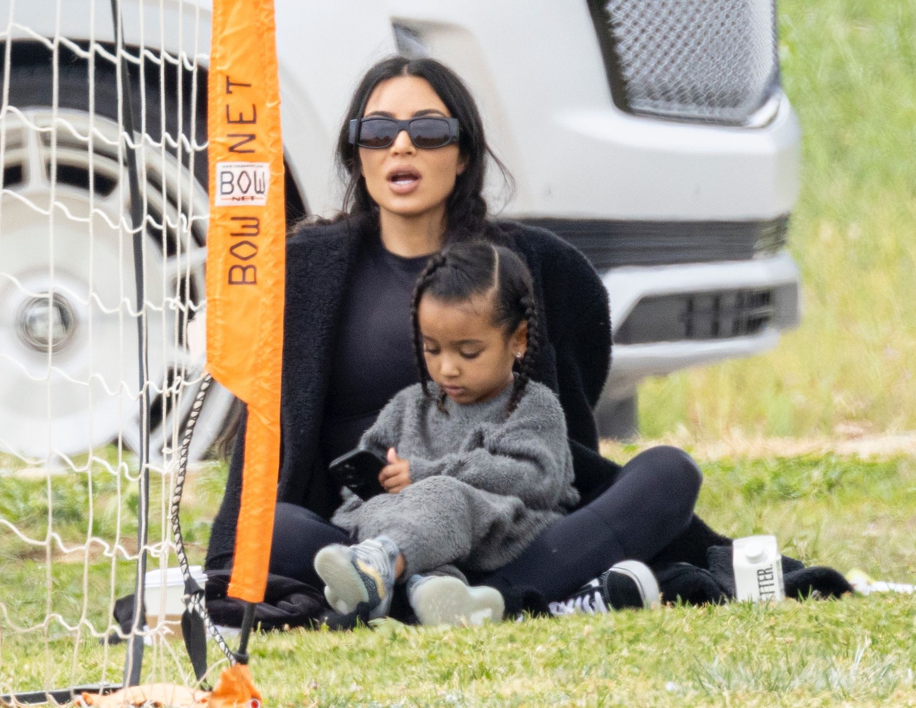 "Rozczochrana" i zaspana Kim Kardashian pilnuje dzieci na meczu piłki nożnej 
