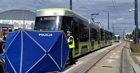 Rowerzystka potrącona przez tramwaj w Olsztynie. Kobieta nie żyje