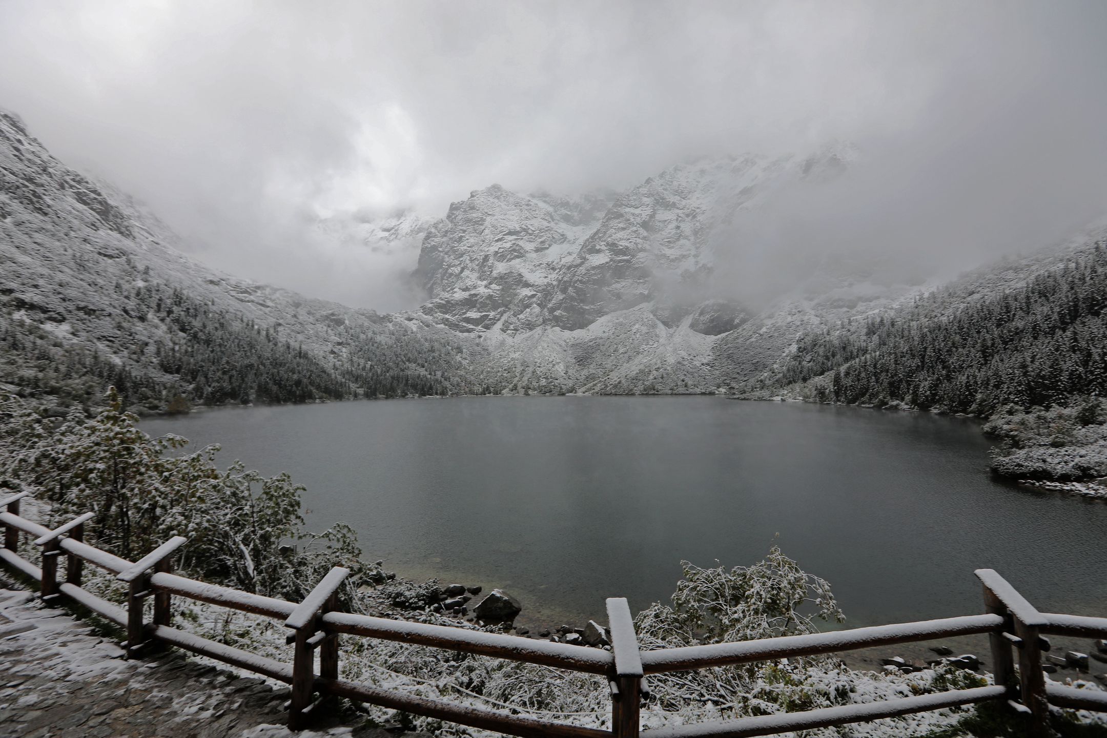 Morskie Oko. Pierwszy większy opad śniegu na zakończenie lata