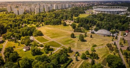Chorzów. Ciężki sprzęt budowlany w parku, lepiej zaplanować trasę spaceru