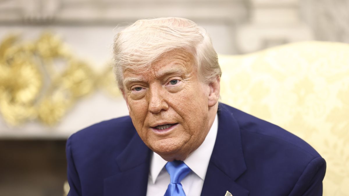 US President Donald Trump speaks while meeting with South Africa?s President Cyril Ramaphosa in the Oval Office of the White House in Washington, DC, USA, 21 May 2025. Ramaphosa?s visit comes one week after Trump claimed there is an on-going genocide in South Africa and granted refugee status to 59 Afrikaners. EPA/JIM LO SCALZO Dostawca: PAP/EPA.
