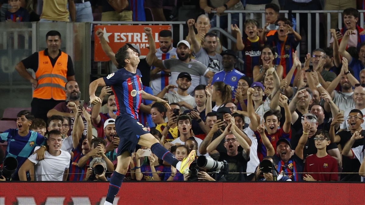 FC Barcelona's striker Robert Lewandowski celebrates after scoring the 3-0 goal during the Spanish LaLiga soccer match between FC Barcelona and Real Valladolid CF held at Spotify Camp Nou stadium in Barcelona, Spain, 28 August 2022. EPA/Toni Albir Dostawca: PAP/EPA.