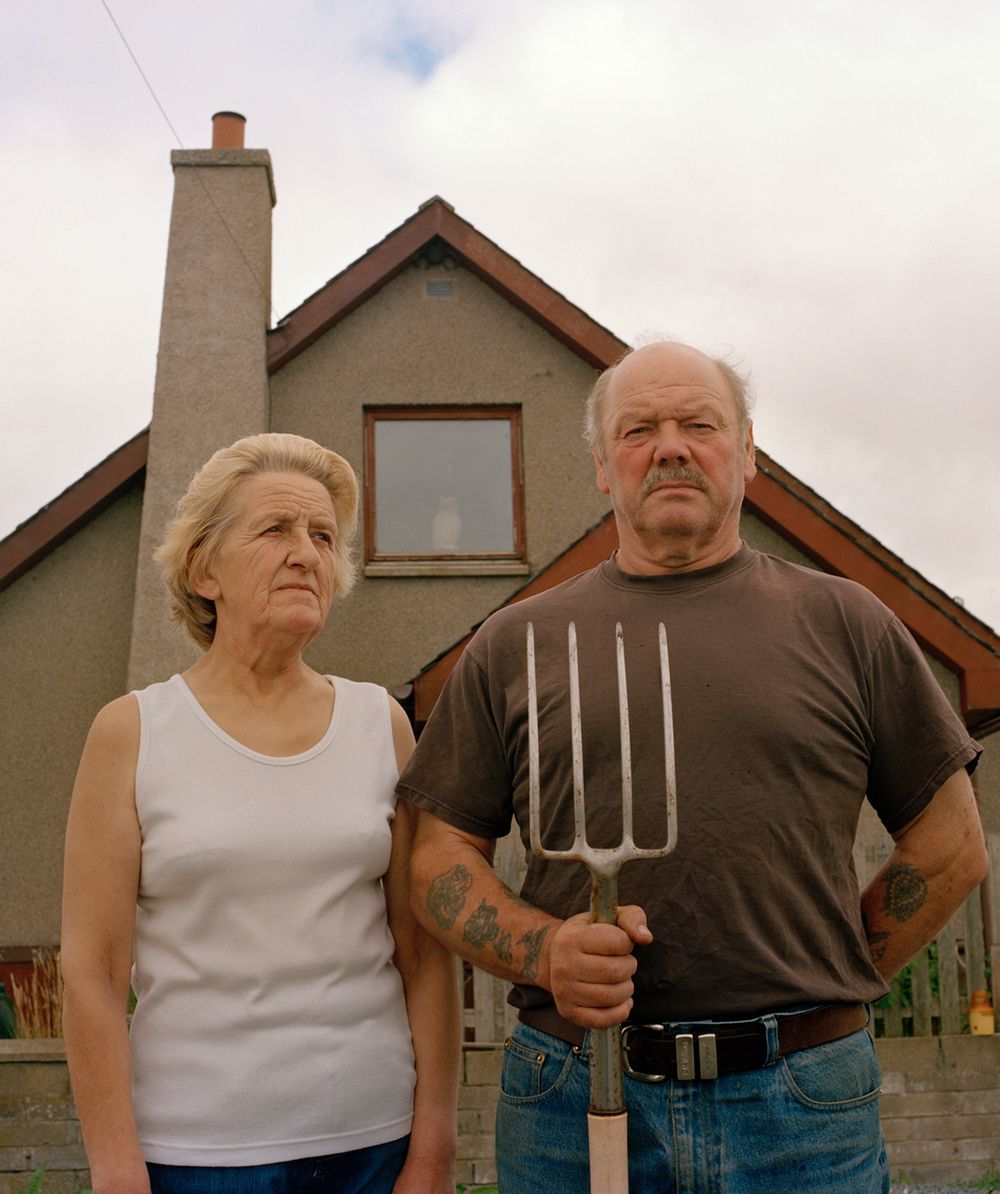 Mike & Sheila Forbes: Mill of Menie, sierpień 2010.Odwołuje się do ‘American Gothic’ Granta Wooda z 1930.