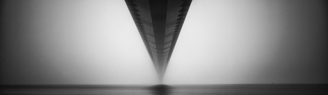 Most uchwycony przez Nika Rika to kolejny minimalistyczny kadr ze genialnymi liniami prowadzącymi. W odbiorze nie przeszkadza nawet delikatne przekrzywienie obrazu na lewą stronę.