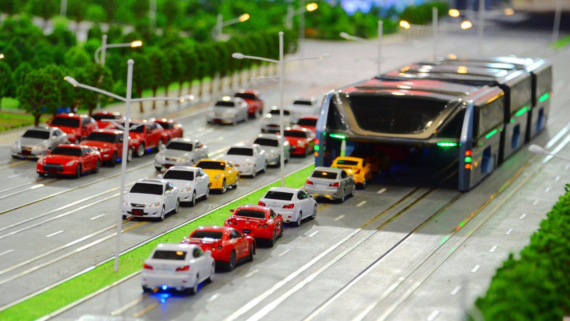 Chińczycy naprawdę to zbudowali! Ten autobus jeździ nad samochodami 4