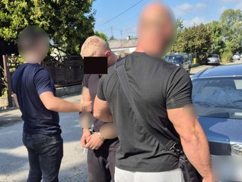 Warszawa: Po zatrzymaniu dilera dotarli do magazynu i jego kolegi. Jeden dostał dozór, drugiego aresztowali