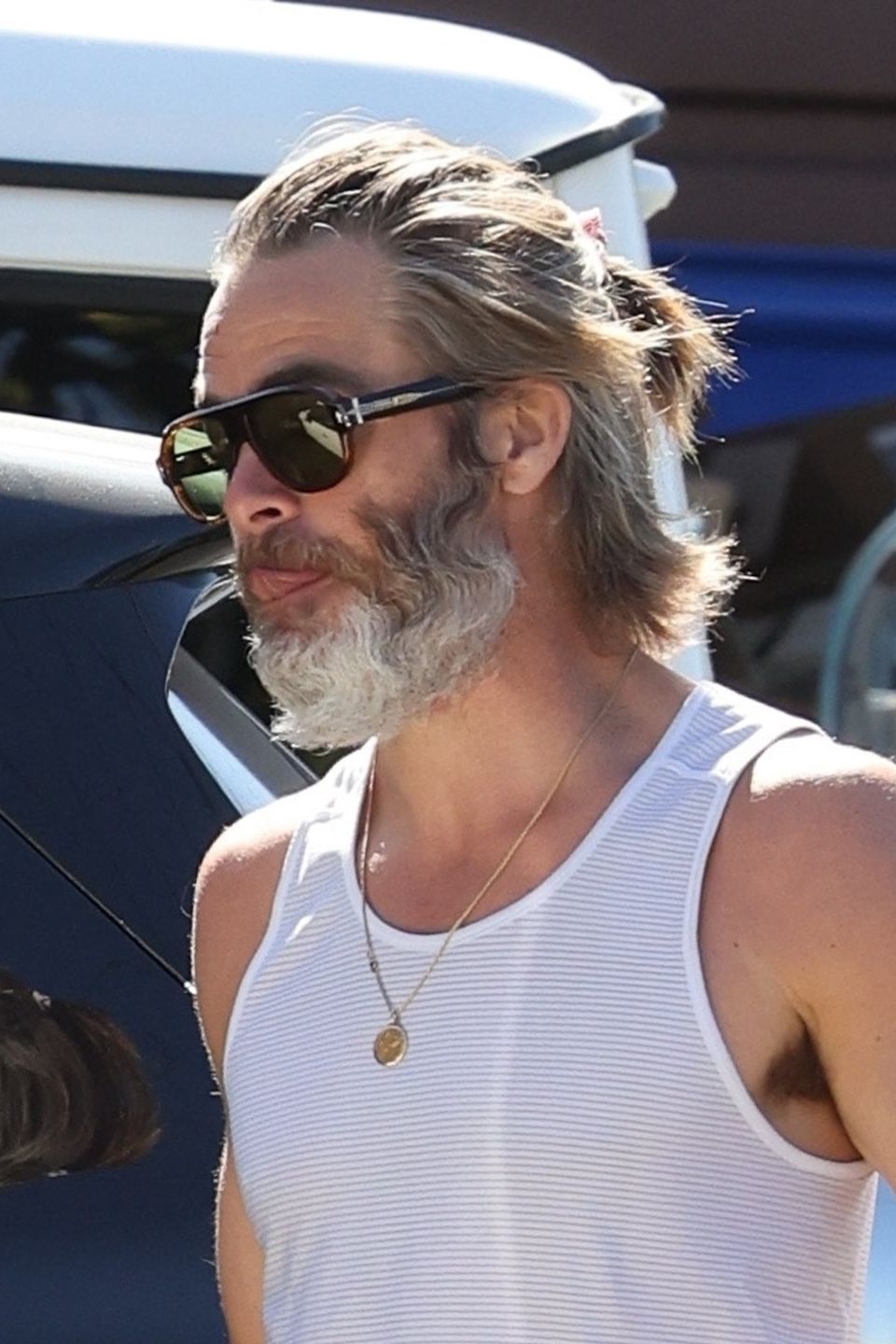 Chris Pine wygląda NIE DO POZNANIA z długimi włosami i zarośniętą brodą