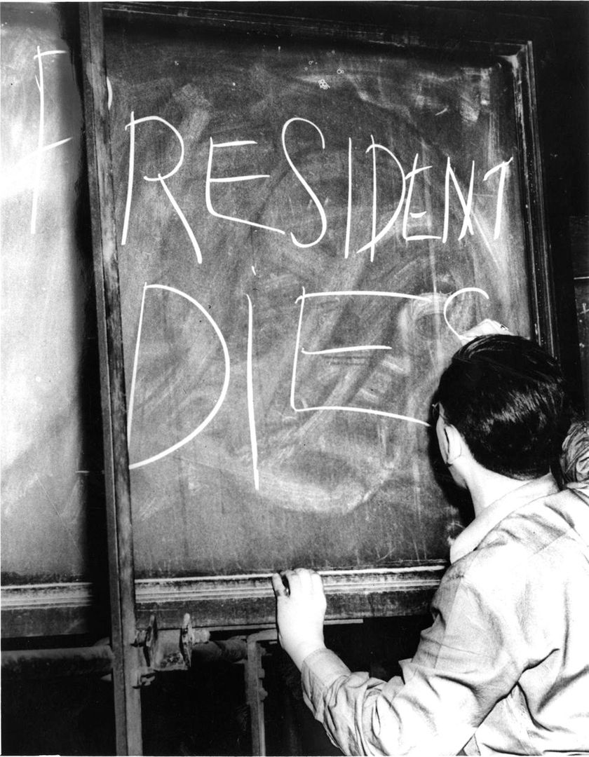 Wiadomość o śmierci prezydenta Roosevelta, 14 kwietnia 1945 (fot. The Boston Globe)