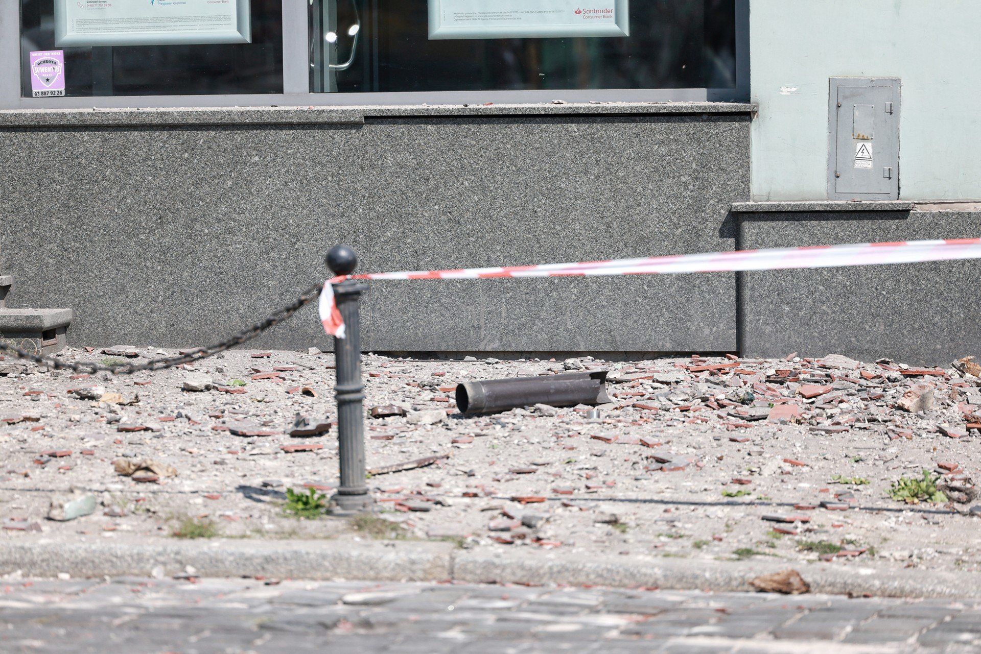 Kawałek miejskiej kamienicy zawalił się na drogę przy ul. Dąbrowskiego Poznaniu