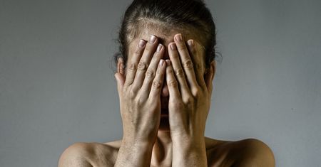 Trójkąt śmierci na twarzy. Na to miejsce zwróć szczególną uwagę