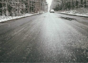 IMGW ostrzega: silny wiatr i oblodzenia w kraju – zobacz, gdzie będzie najgroźniej