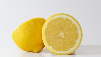 Posmarował twarz sokiem z cytryny. Uwierzył, że oszuka kamery