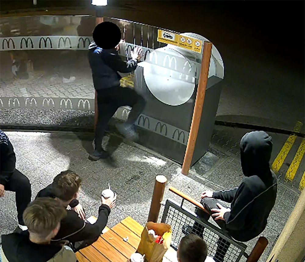 Kępno: 16-latek zniszczył ogrodzenie restauracji McDonald's