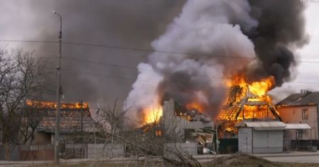 Zestrzelony rosyjski myśliwiec spadł na domy. Nagranie z Czernichowa na Ukrainie