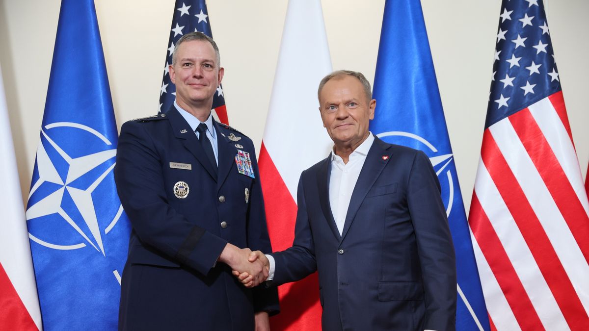 Donald Tusk podczas spotkania  z europejskim szefem sił NATO gen. Alexusem Grynkewichem