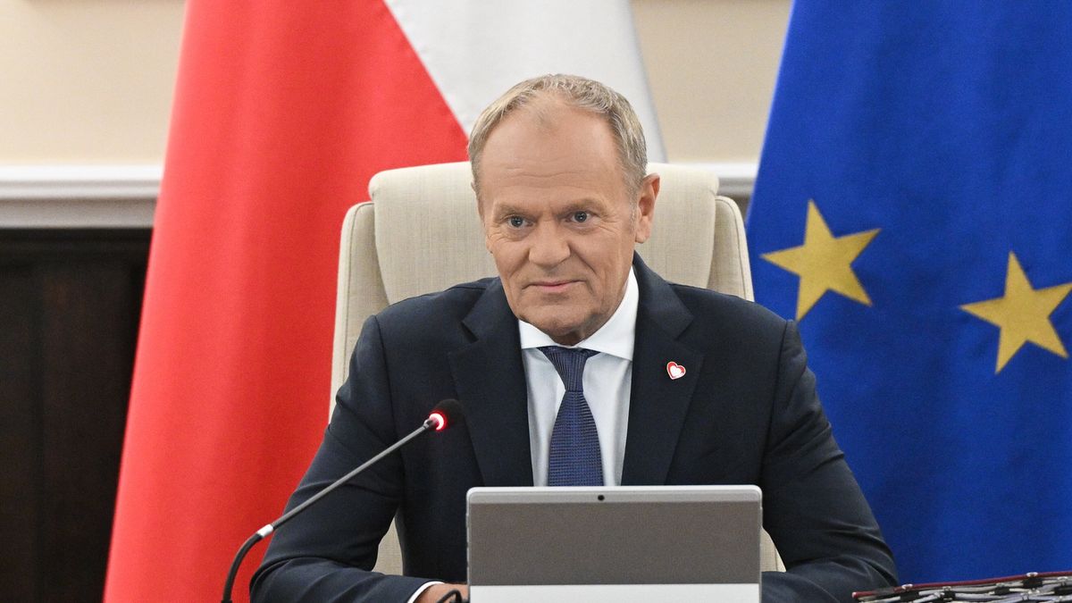 Warszawa, 02.06.2026. Premier Donald Tusk na posiedzeniu rządu w KPRM w Warszawie, 2 bm. Rząd zajmie się m.in. projektem nowelizacji Prawa oświatowego, który przewiduje zakaz korzystania z telefonów komórkowych oraz innych urządzeń elektronicznych umożliwiających porozumiewanie się na odległość lub rejestrowanie obrazu lub dźwięku w publicznych szkołach podstawowych oraz szkołach artystycznych realizujących kształcenie ogólne w zakresie szkoły podstawowej. (amb) PAP/Radek Pietruszka