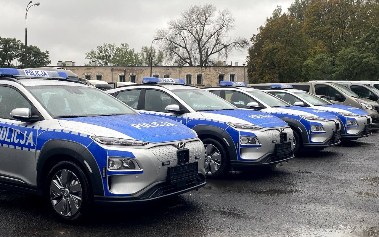 Policja kupiła nowe radiowozy. Hyudani Kona Electric zasili szeregi Komendy Stołecznej