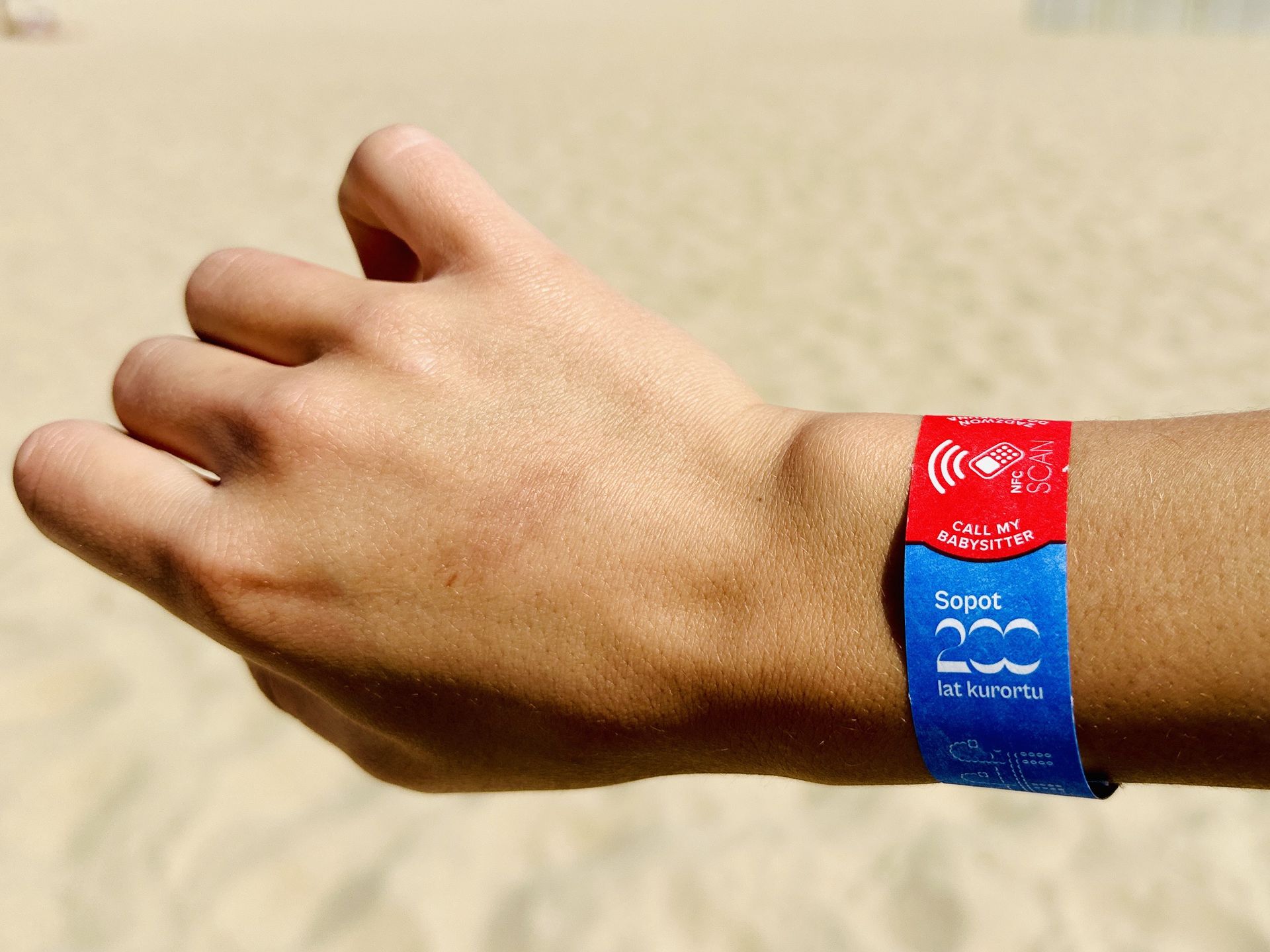 Każdy może dostać w Sopocie taką opaskę dla dzieci